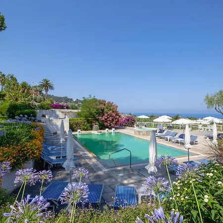 Paradiso Terme & Con 5 Piscine Termali ホテル